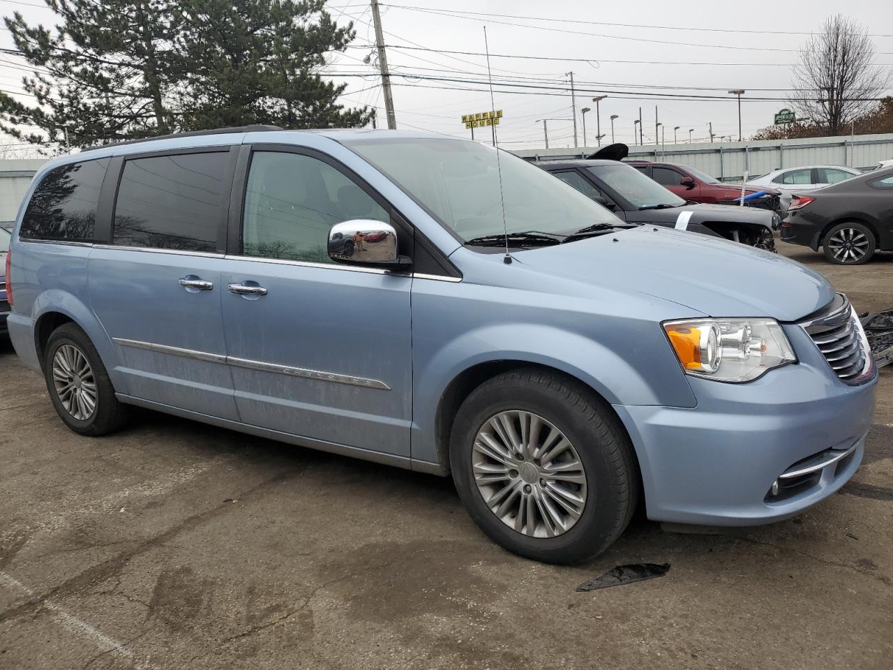 2013 Chrysler Town & Country - Image 4