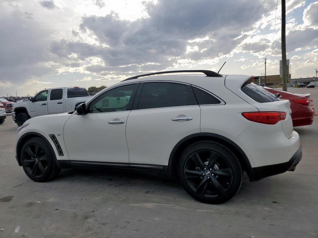 2017 Infiniti QX70 - Image 2