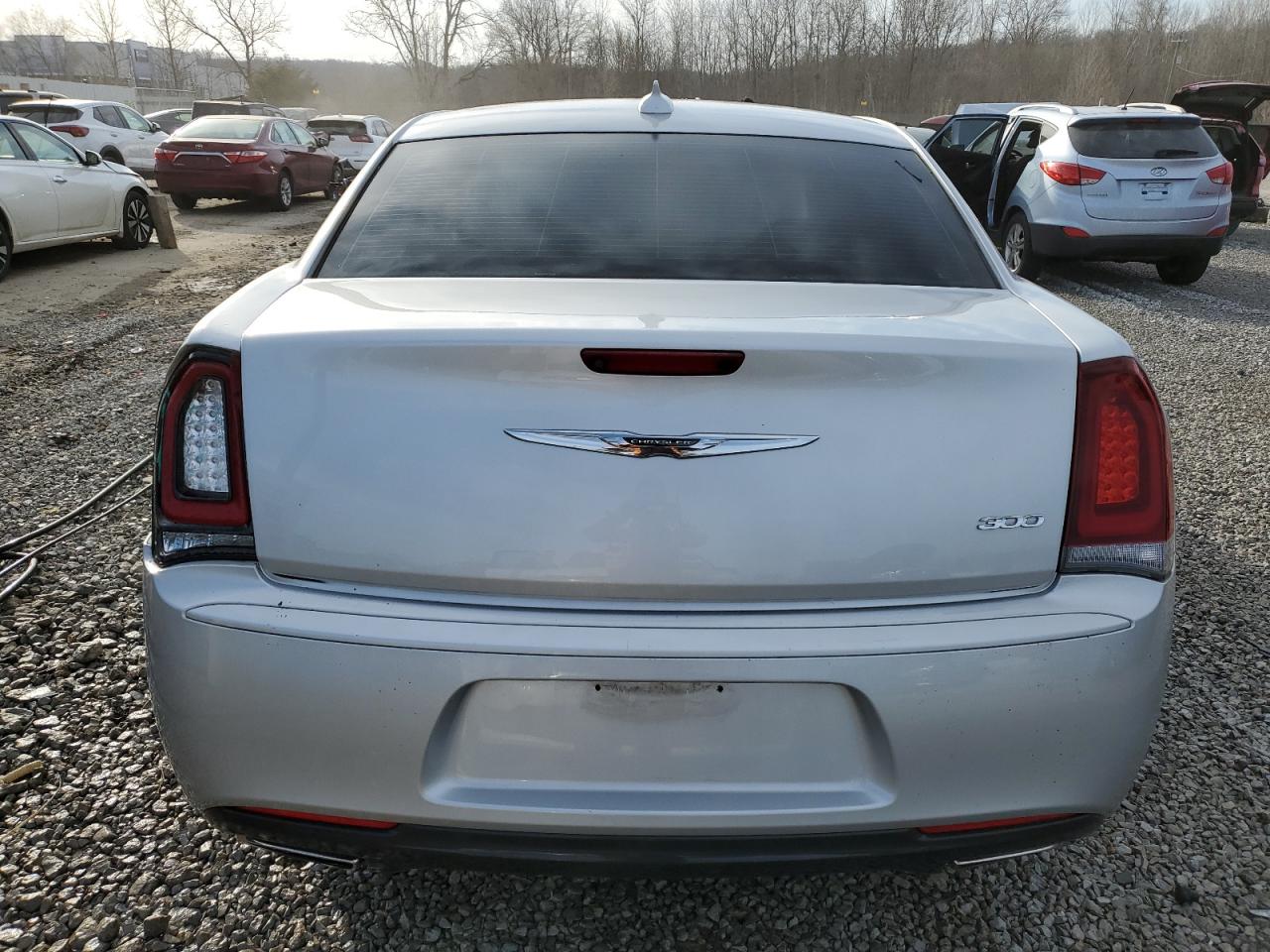 2019 Chrysler 300 - Image 6