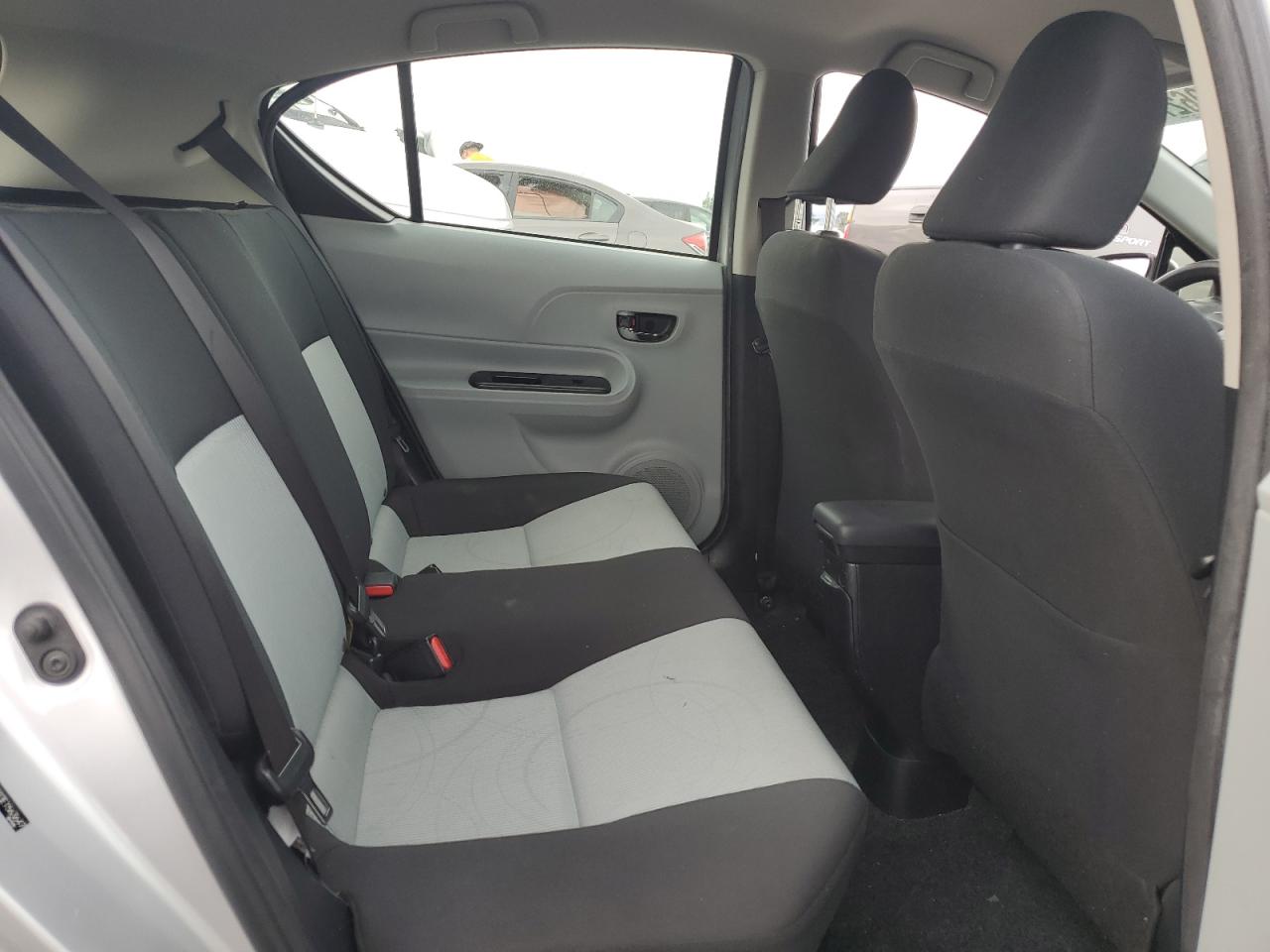 2014 Toyota Prius - Image 10