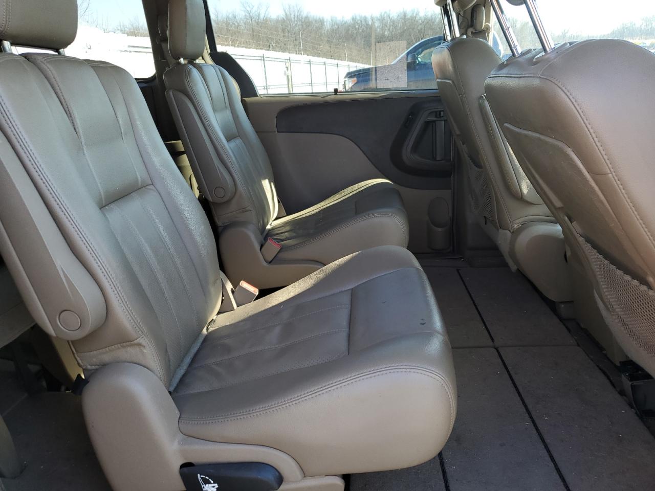 2011 Chrysler Town & Country - Image 11