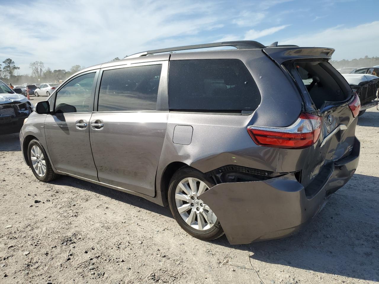 2016 Toyota Sienna - Image 2