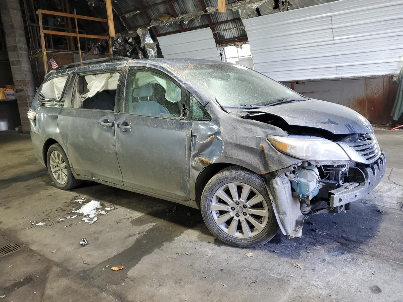 2015 Toyota Sienna - Image 4