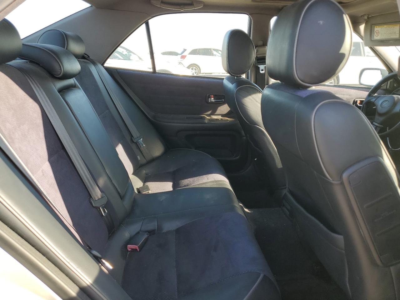 2002 Lexus IS - Image 10