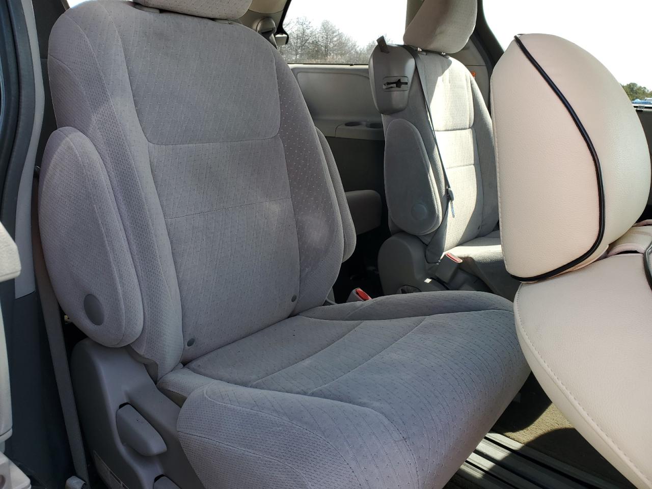 2015 Toyota Sienna - Image 11