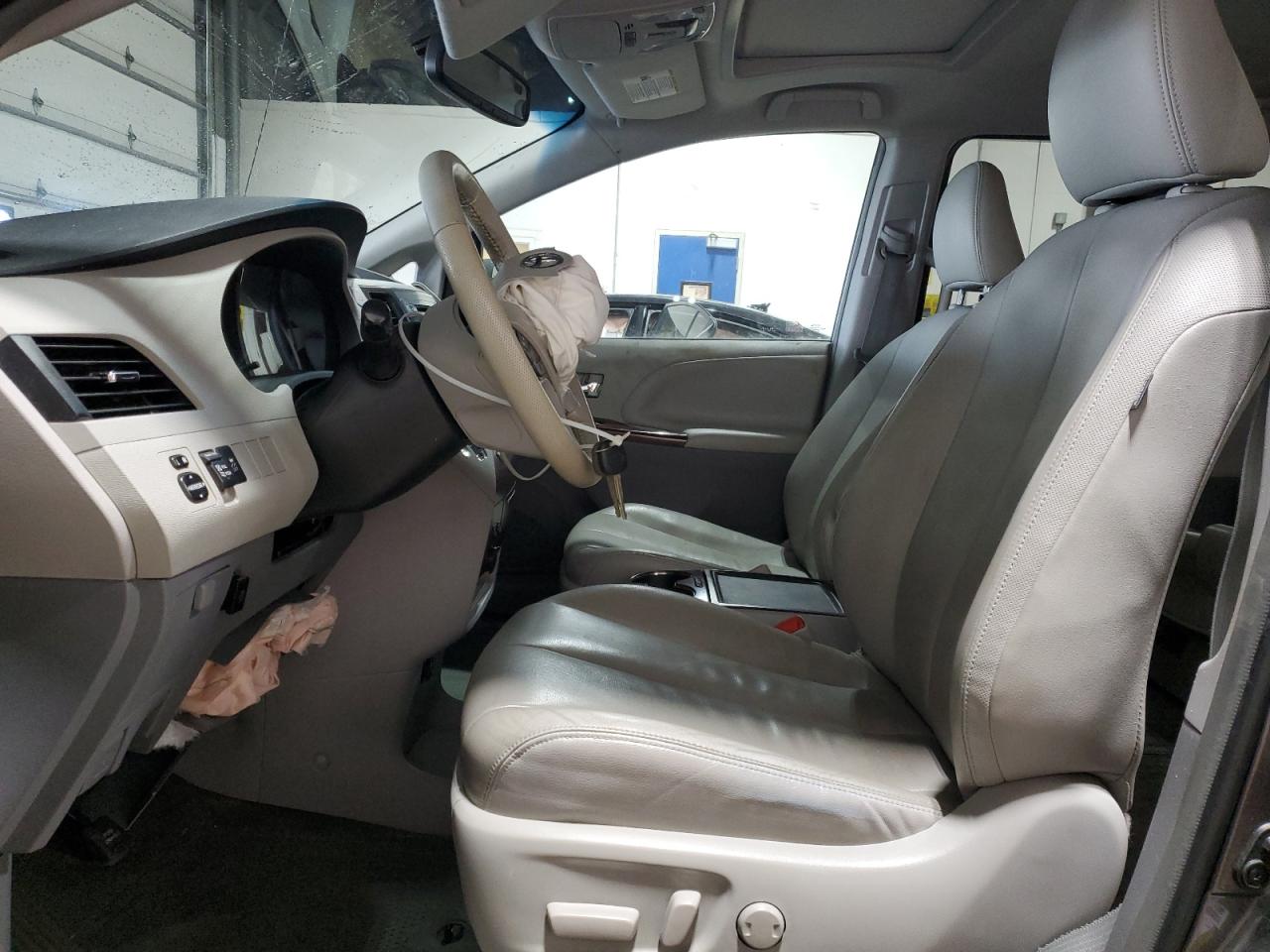2014 Toyota Sienna - Image 7