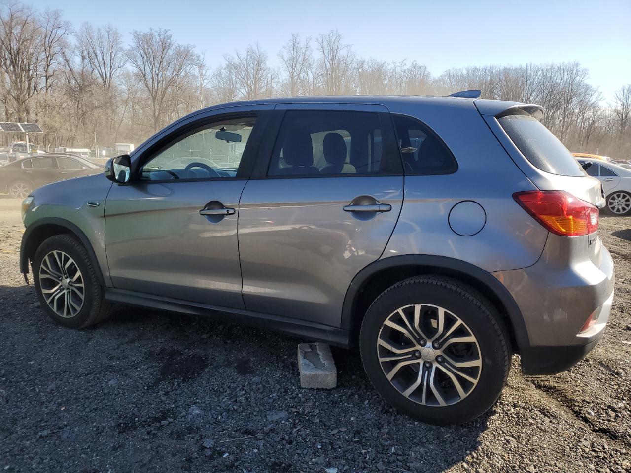 2019 Mitsubishi Outlander - Image 2