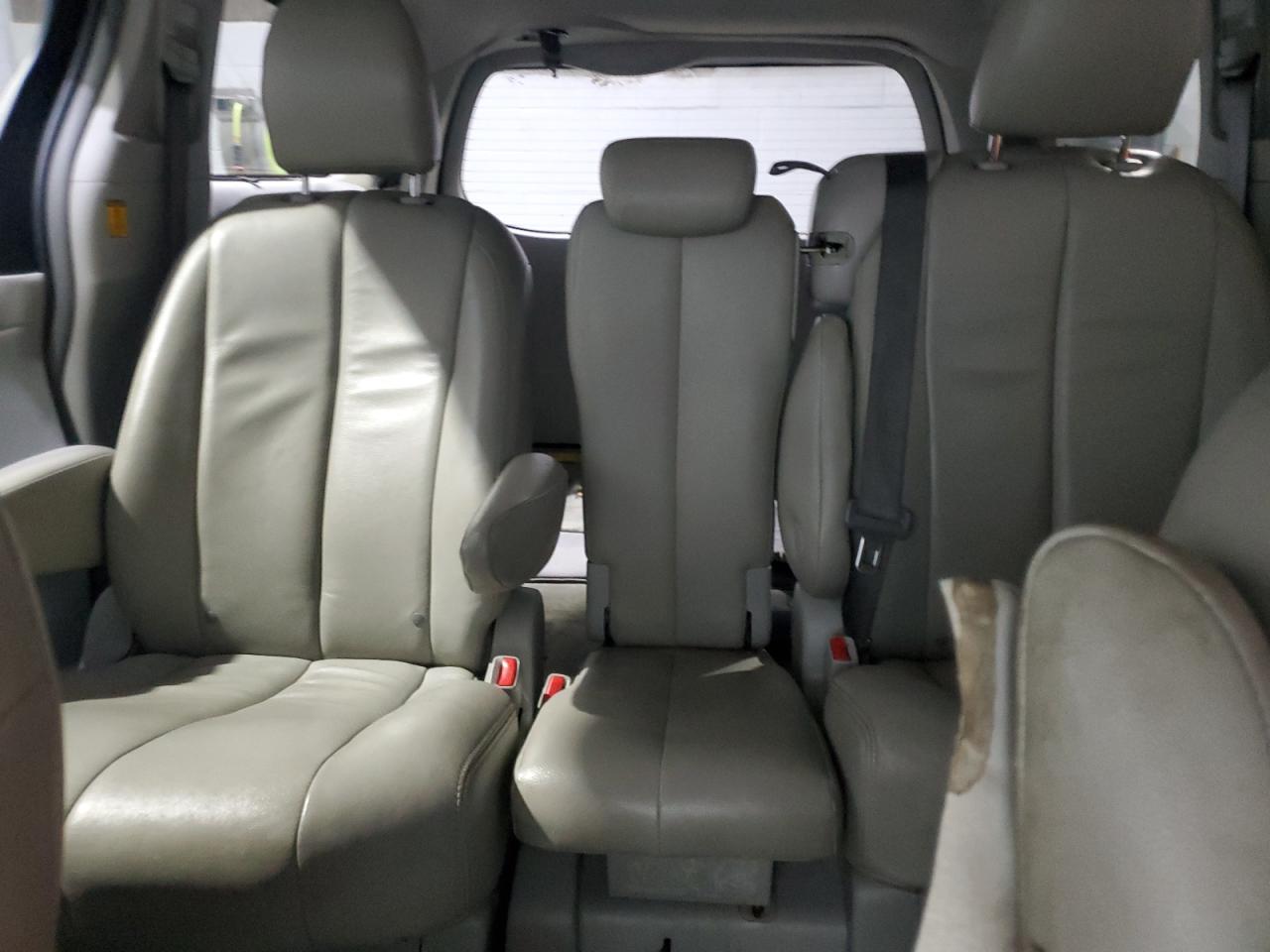 2013 Toyota Sienna - Image 10