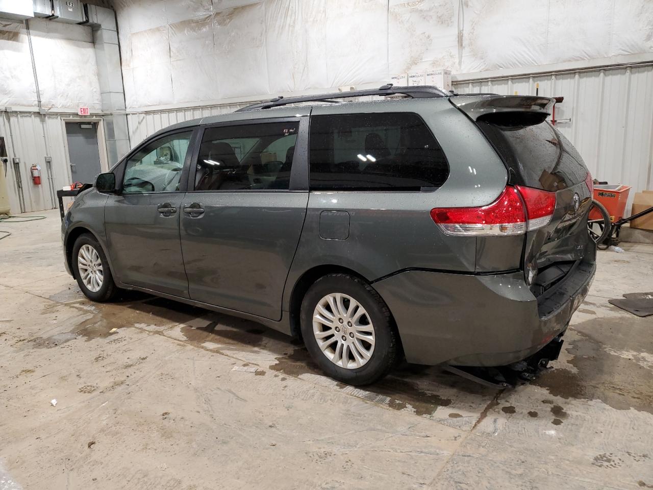 2013 Toyota Sienna - Image 2