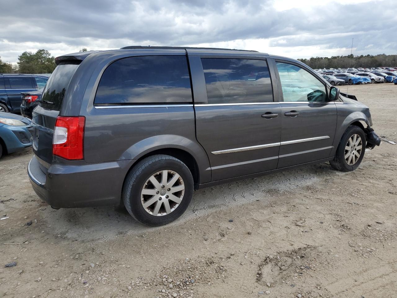 2016 Chrysler Town & Country - Image 3