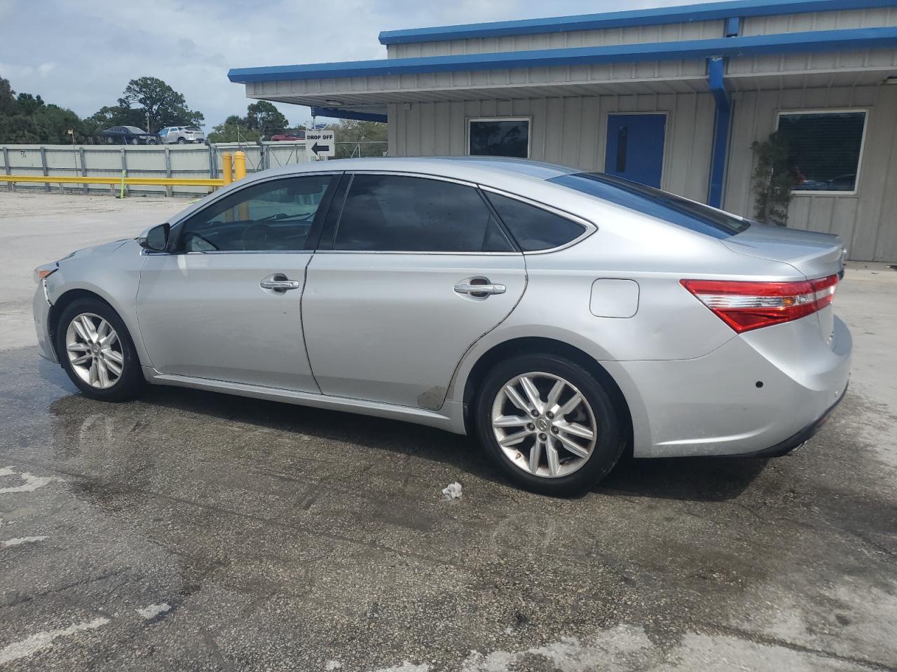 2013 Toyota Avalon - Image 2