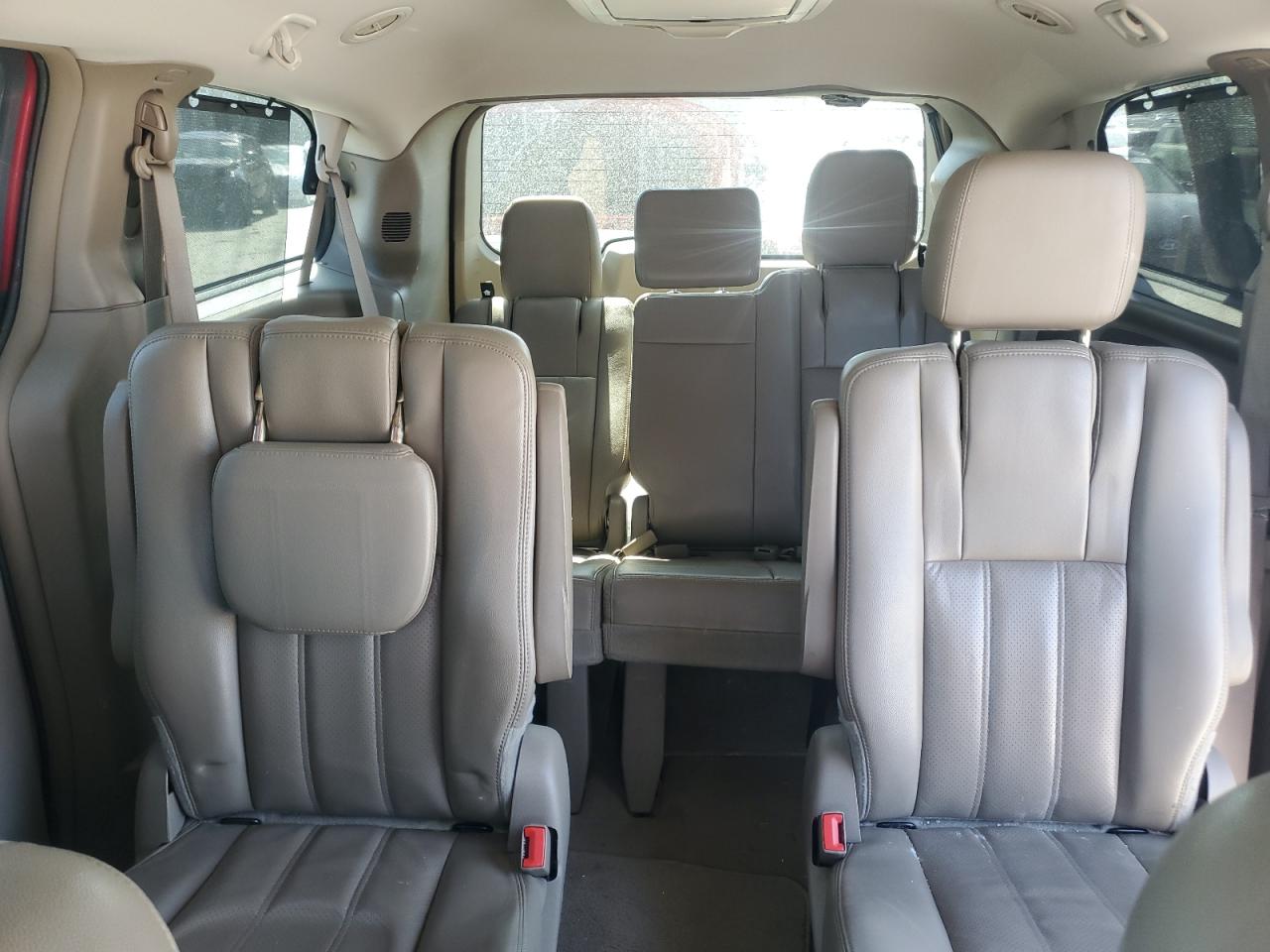 2012 Chrysler Town & Country - Image 10