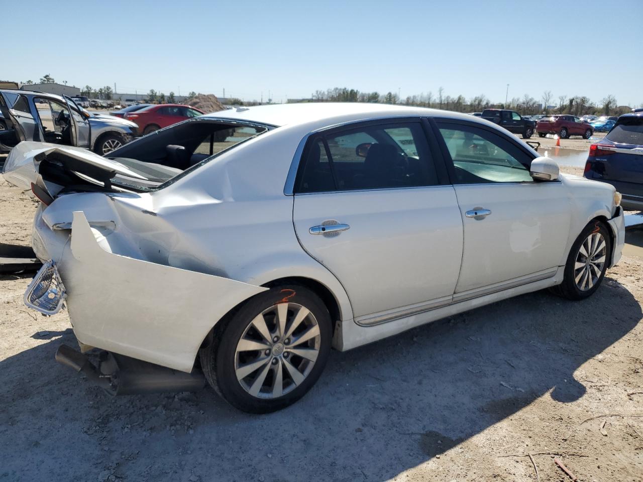 2011 Toyota Avalon - Image 3
