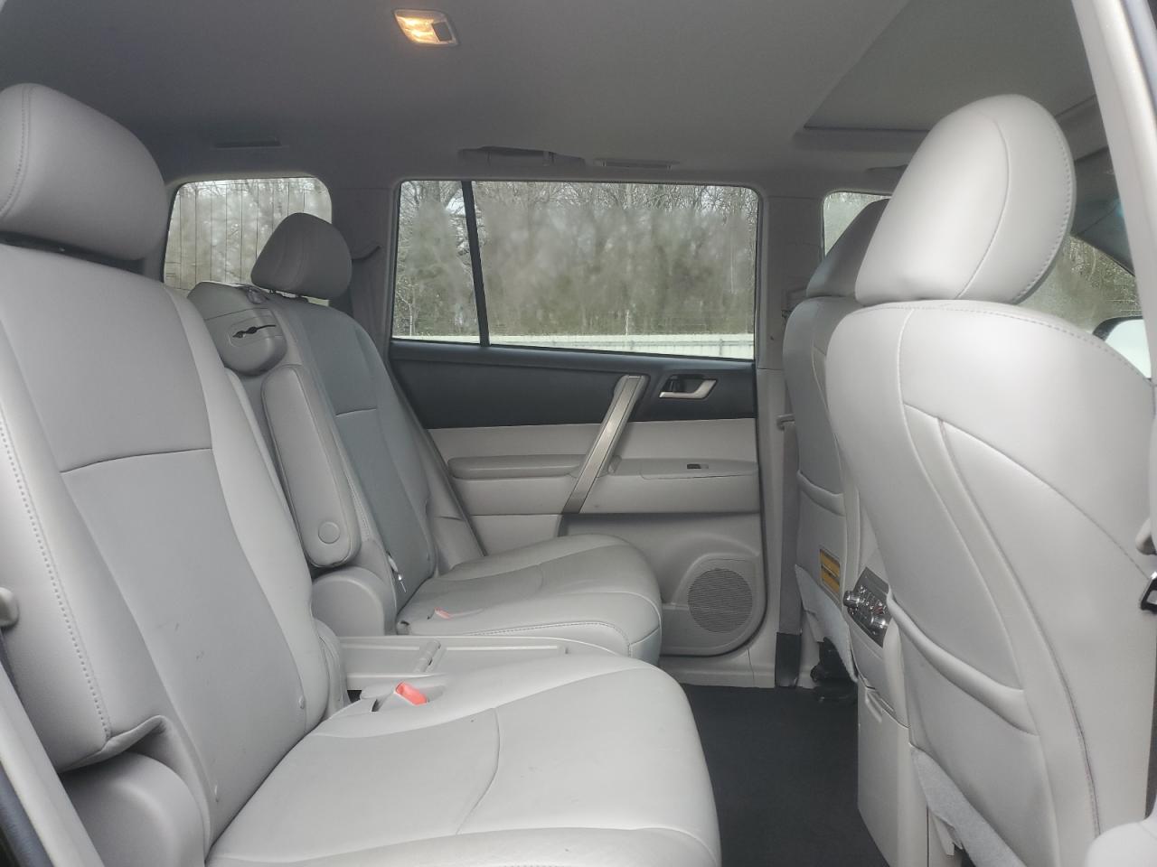 2011 Toyota Highlander - Image 11