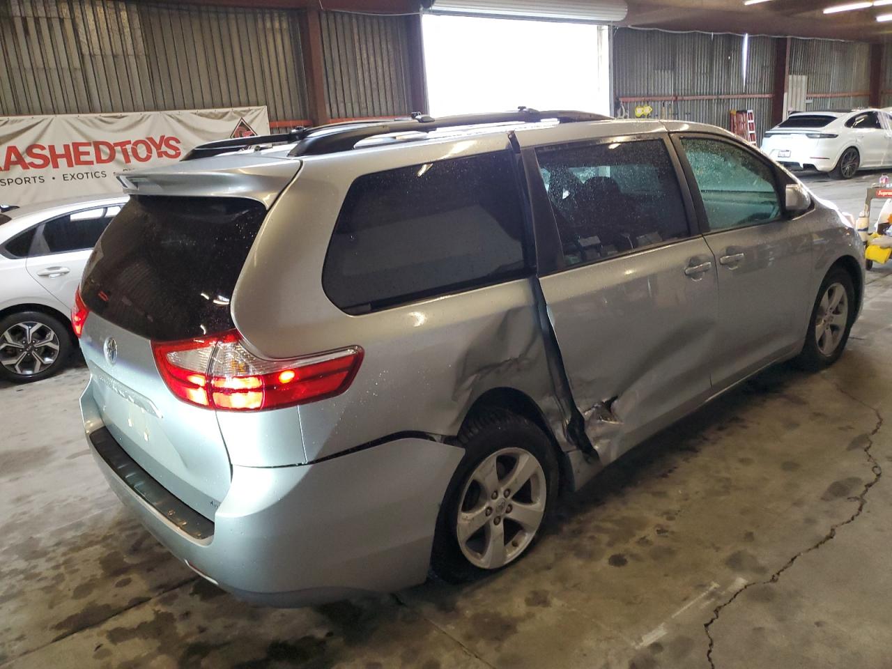 2017 Toyota Sienna - Image 3