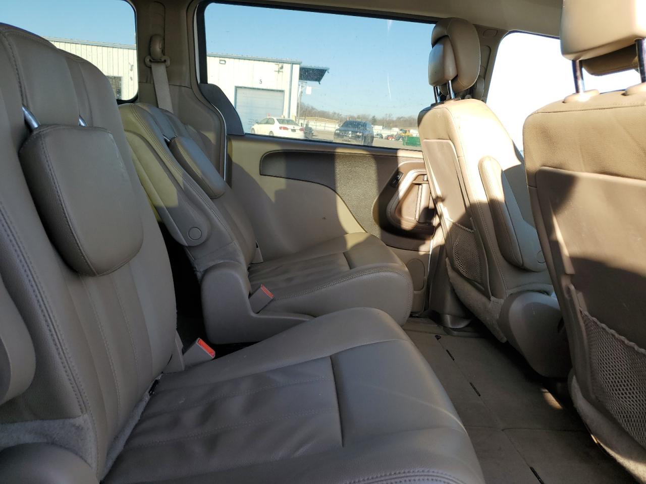 2016 Chrysler Town & Country - Image 11