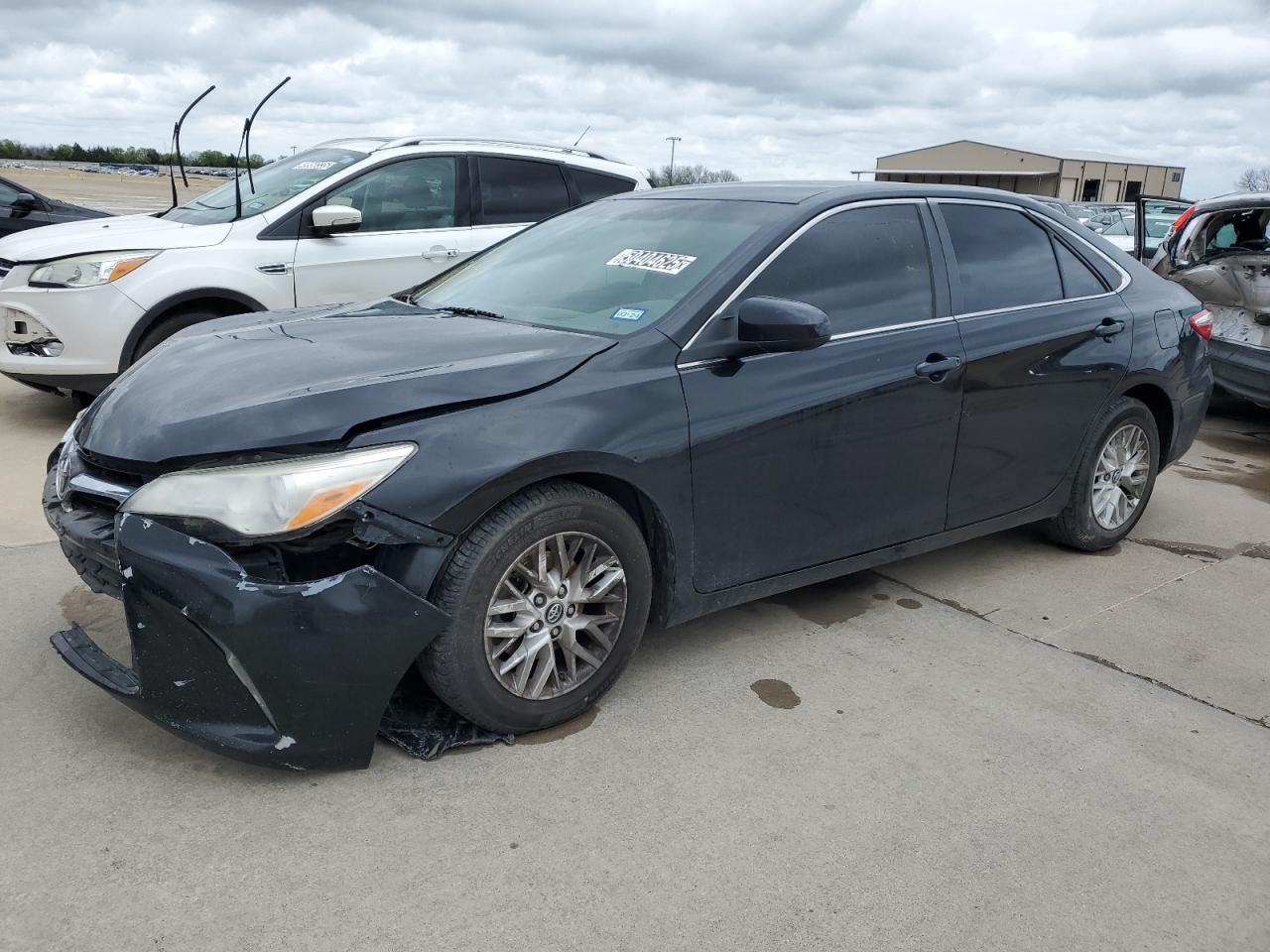 2017 Toyota Camry Le for Sale in Wilmer, TX - Front End