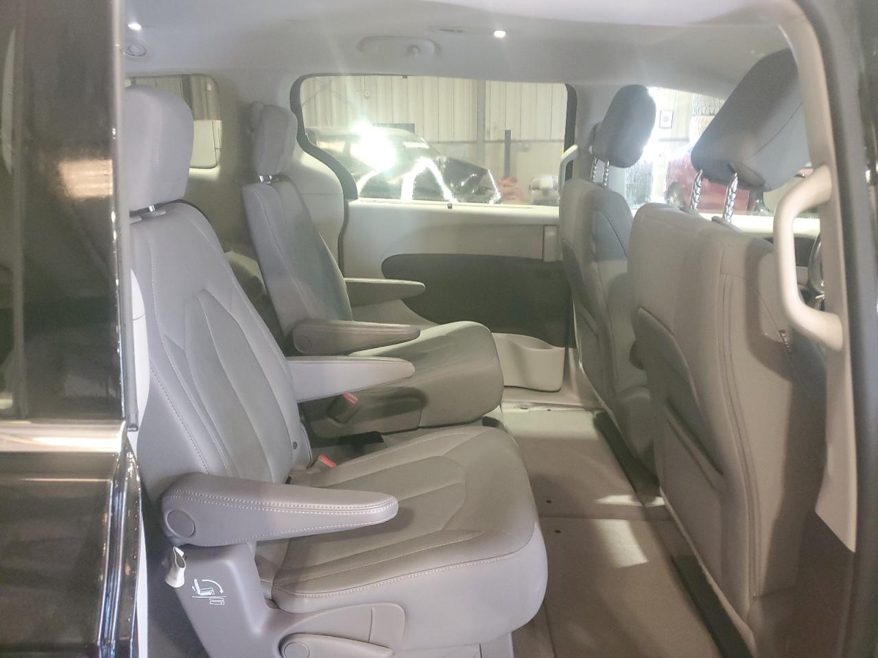 2019 Chrysler Pacifica - Image 11