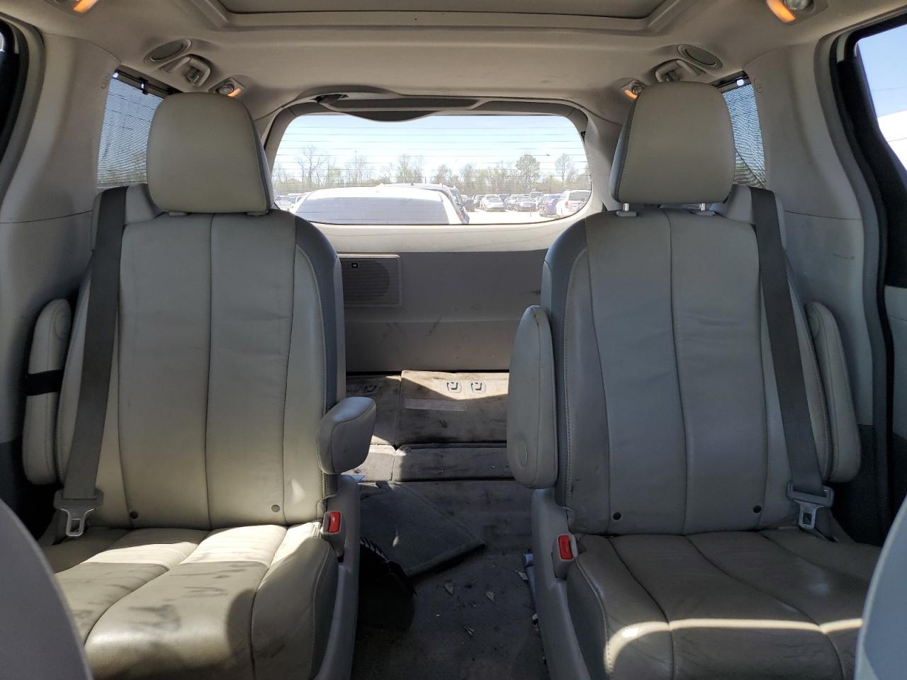 2014 Toyota Sienna - Image 10