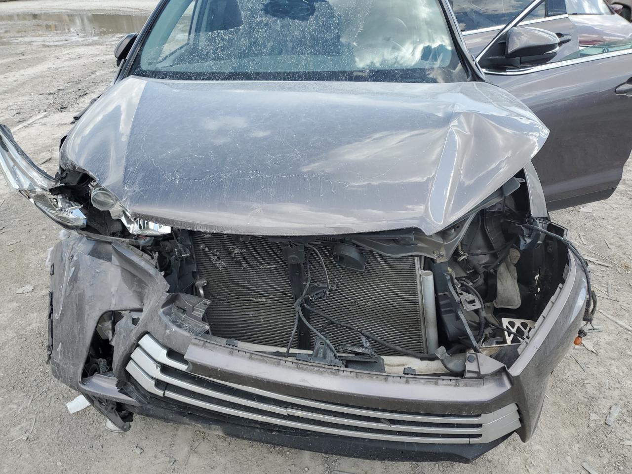 2019 Toyota Highlander - Image 13