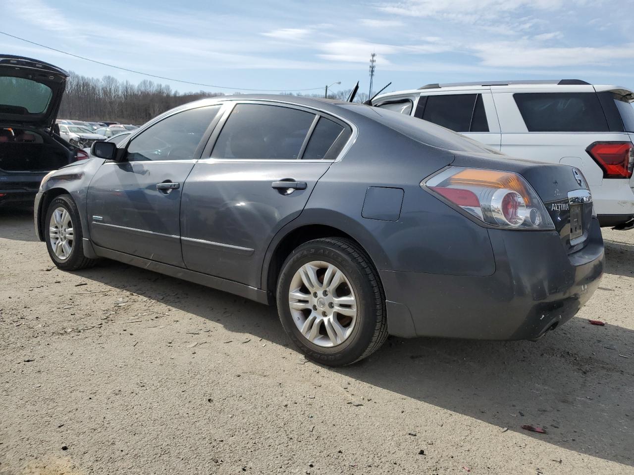 2010 Nissan Altima - Image 2