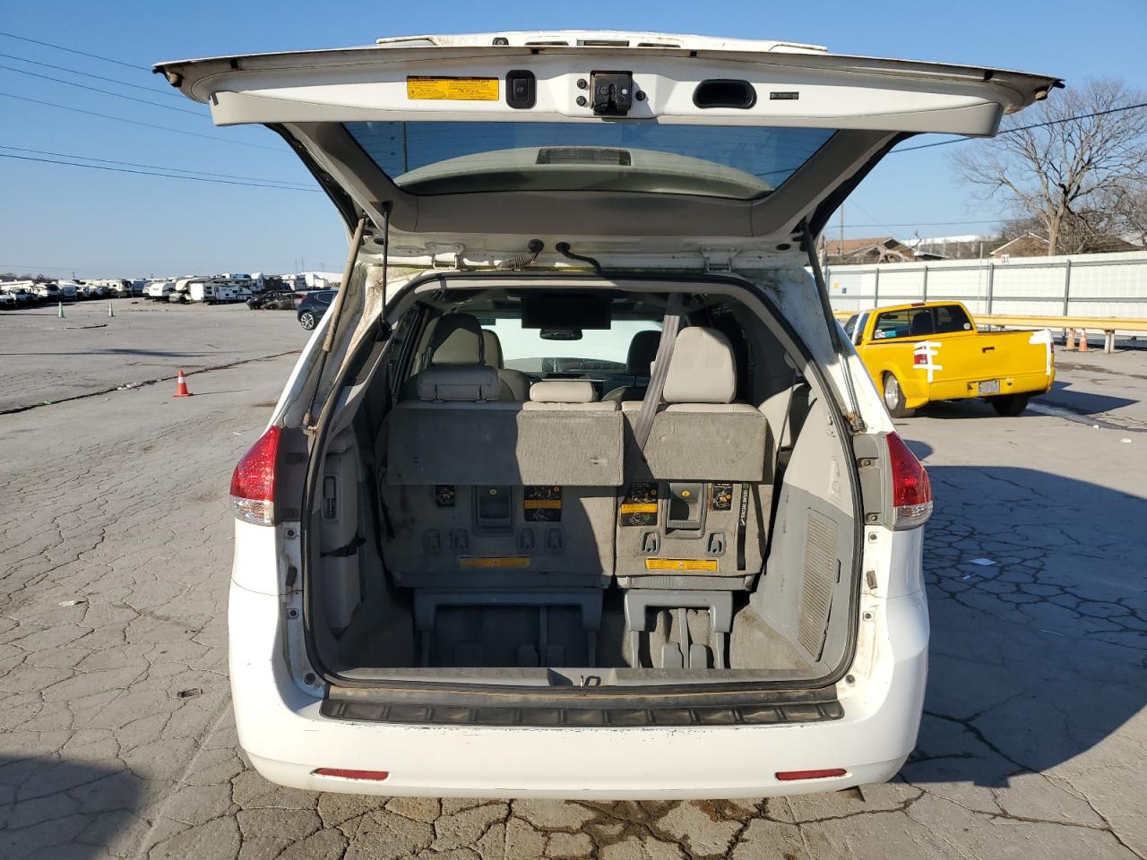 2012 Toyota Sienna - Image 6