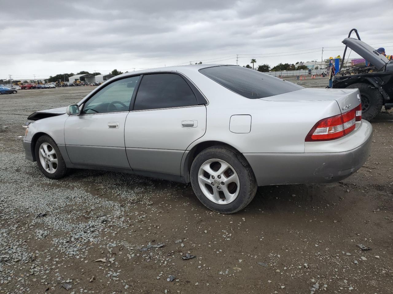 2000 Lexus ES - Image 2