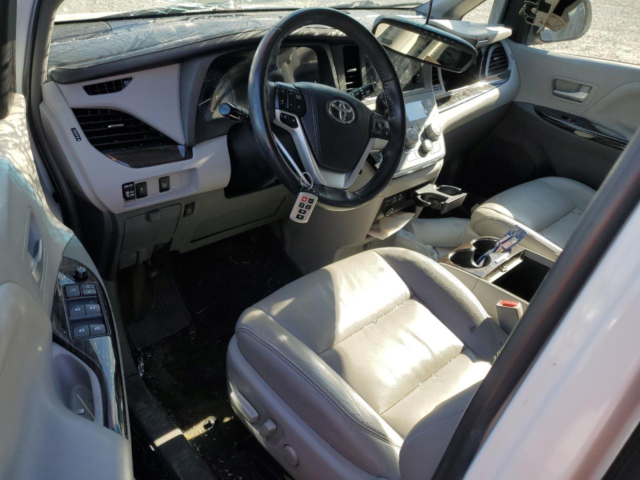 2017 Toyota Sienna - Image 8