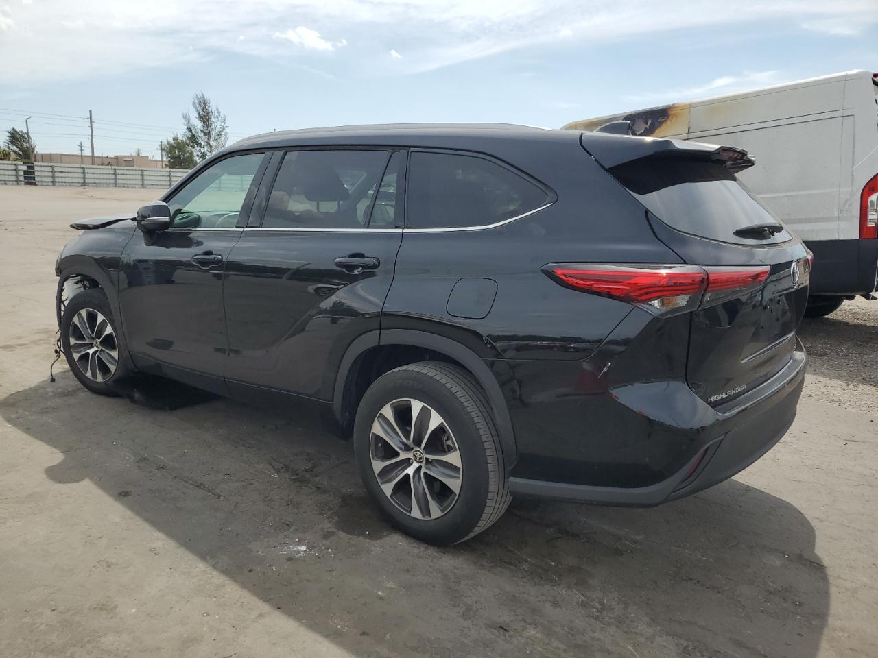 2022 Toyota Highlander - Image 2