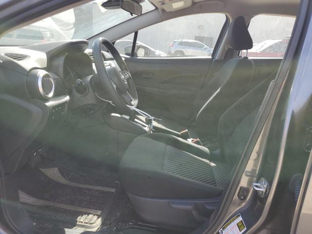  NISSAN VERSA 2024 Szary