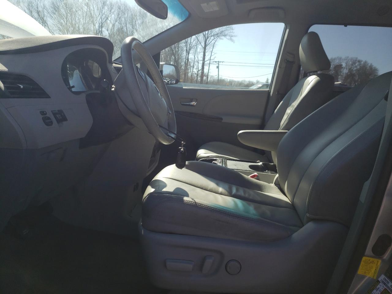 2012 Toyota Sienna - Image 7