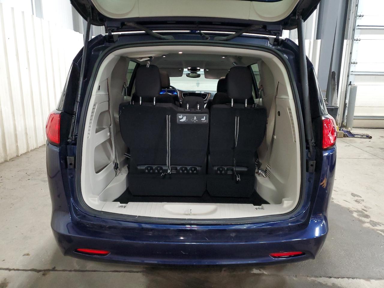 2017 Chrysler Pacifica - Image 6