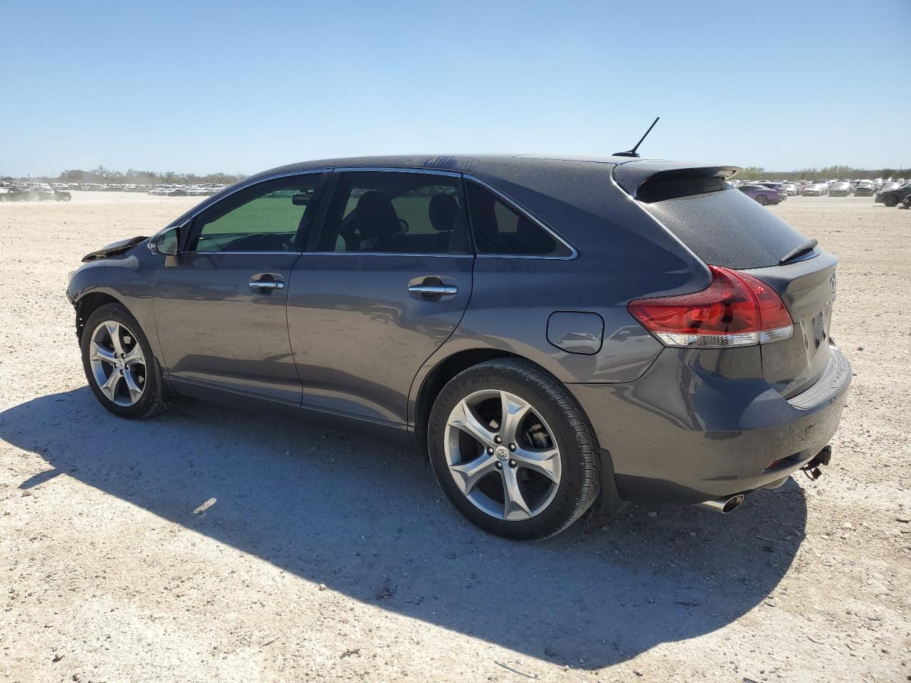 2015 Toyota Venza - Image 2