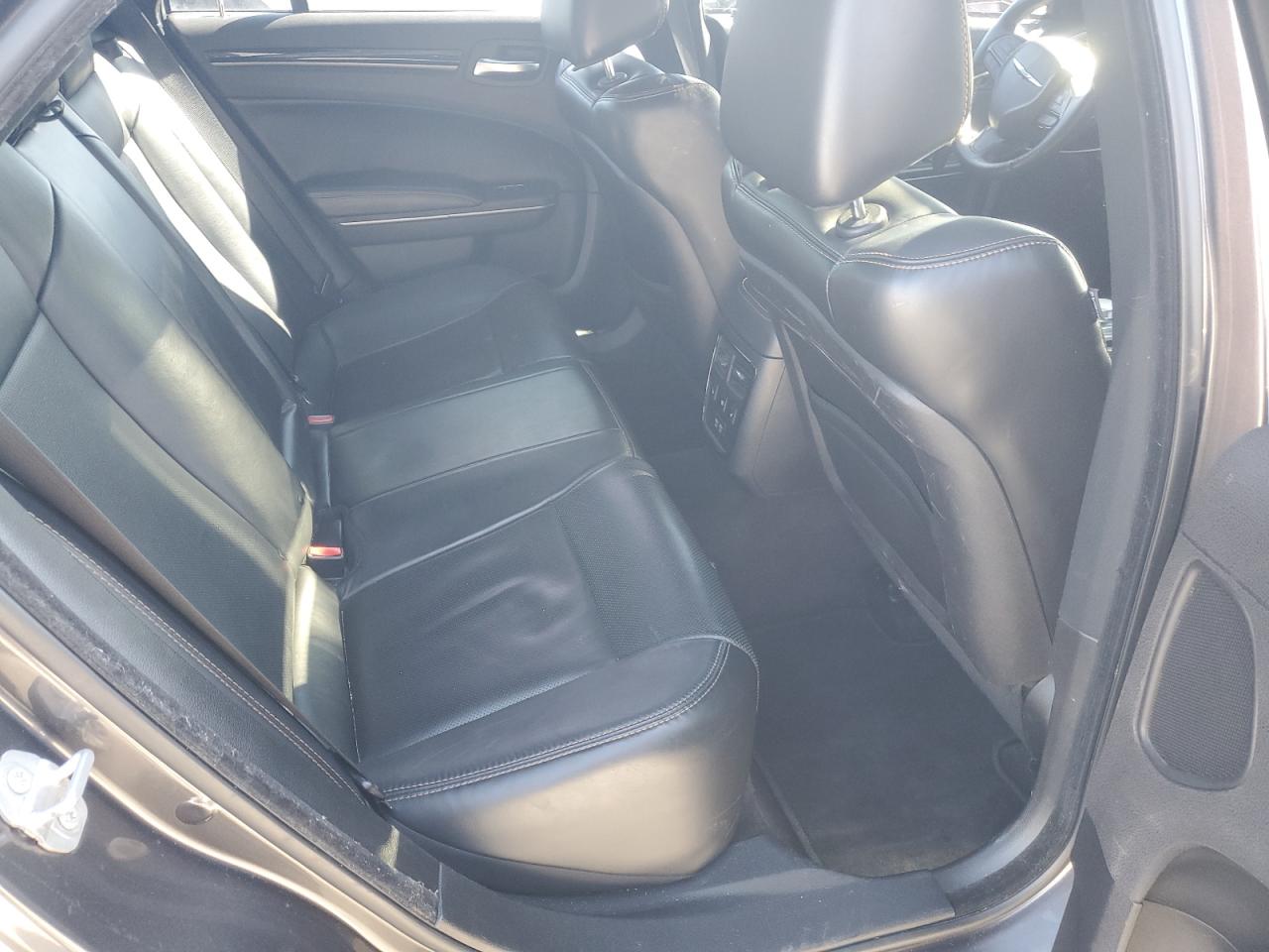 2017 Chrysler 300 - Image 10