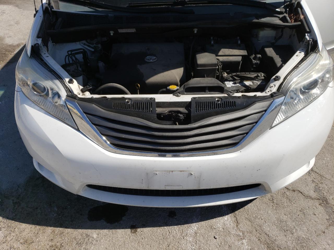 2014 Toyota Sienna - Image 12