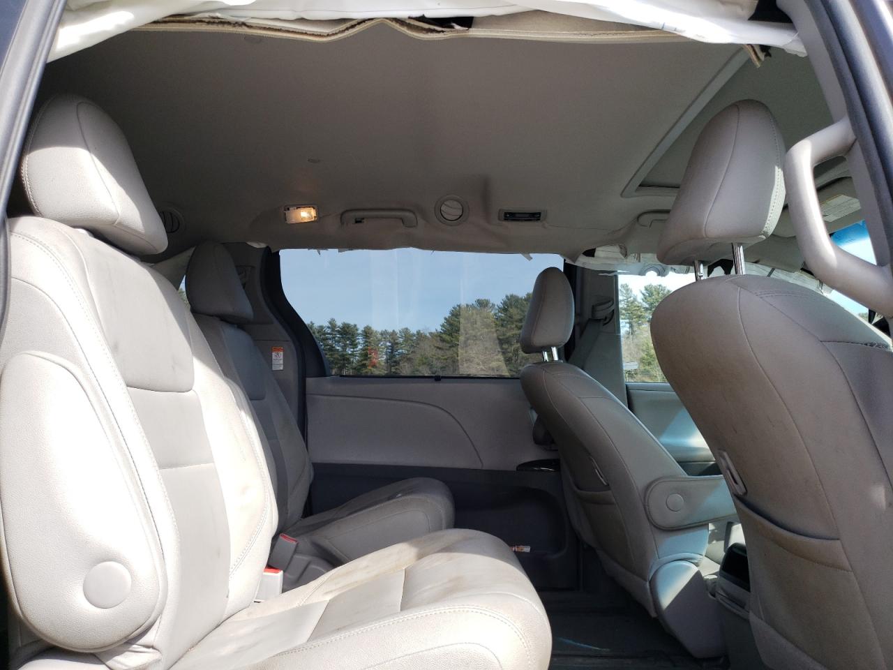 2017 Toyota Sienna - Image 11
