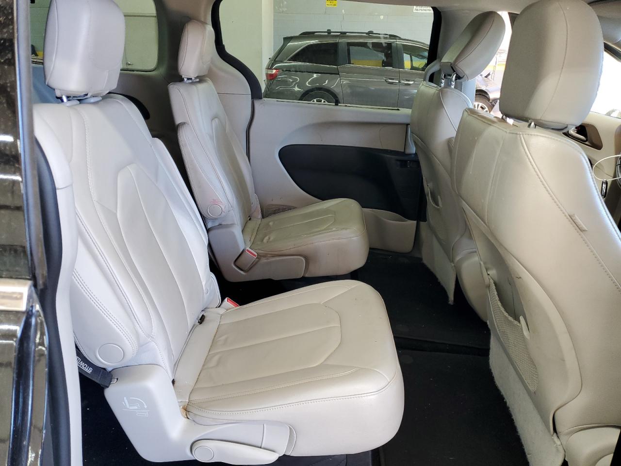 2017 Chrysler Pacifica - Image 11