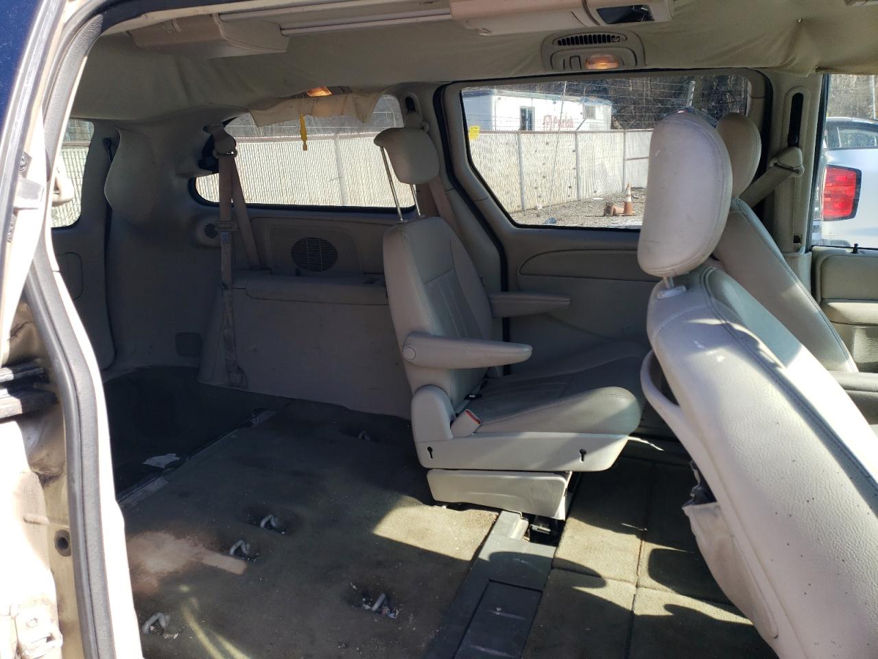 2005 Chrysler Town & Country - Image 12