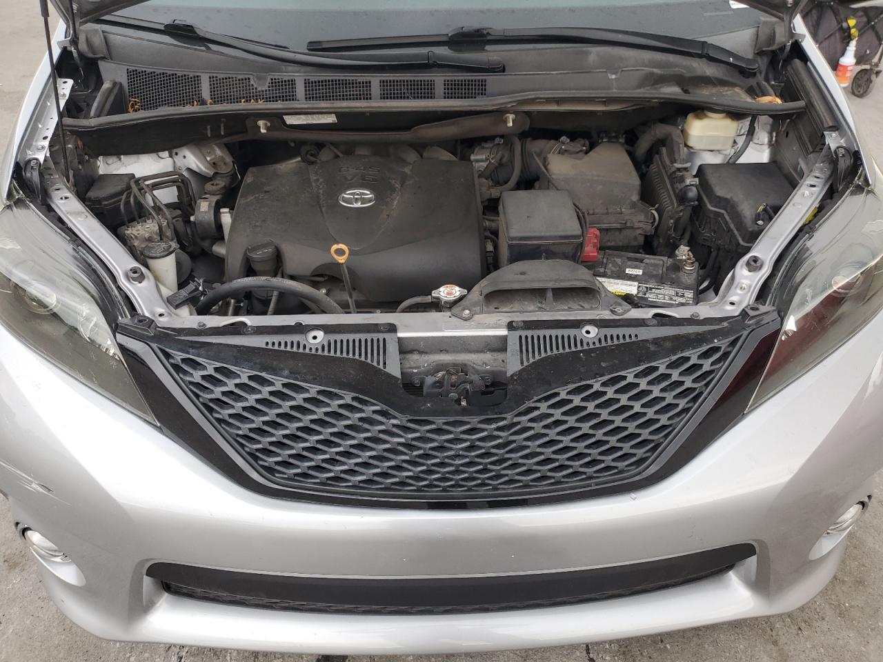 2017 Toyota Sienna - Image 12