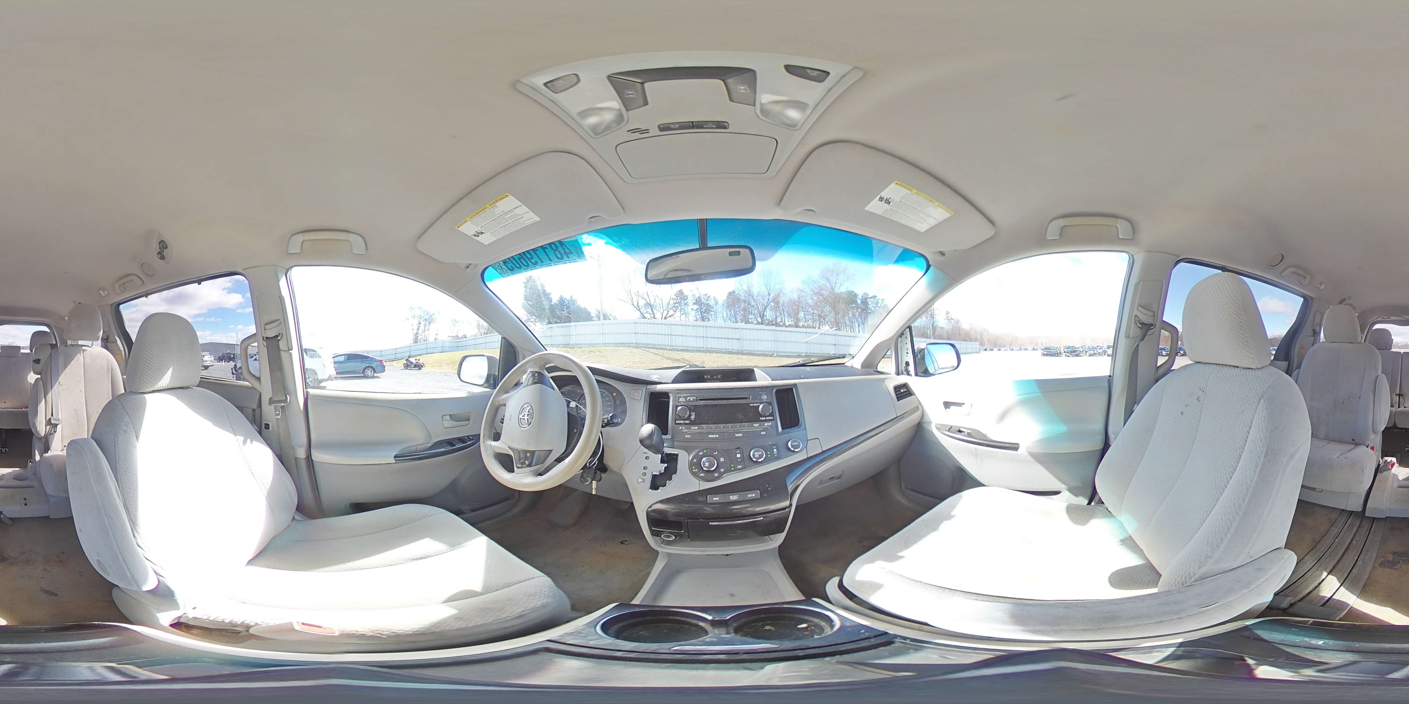 2011 Toyota Sienna - Image 13