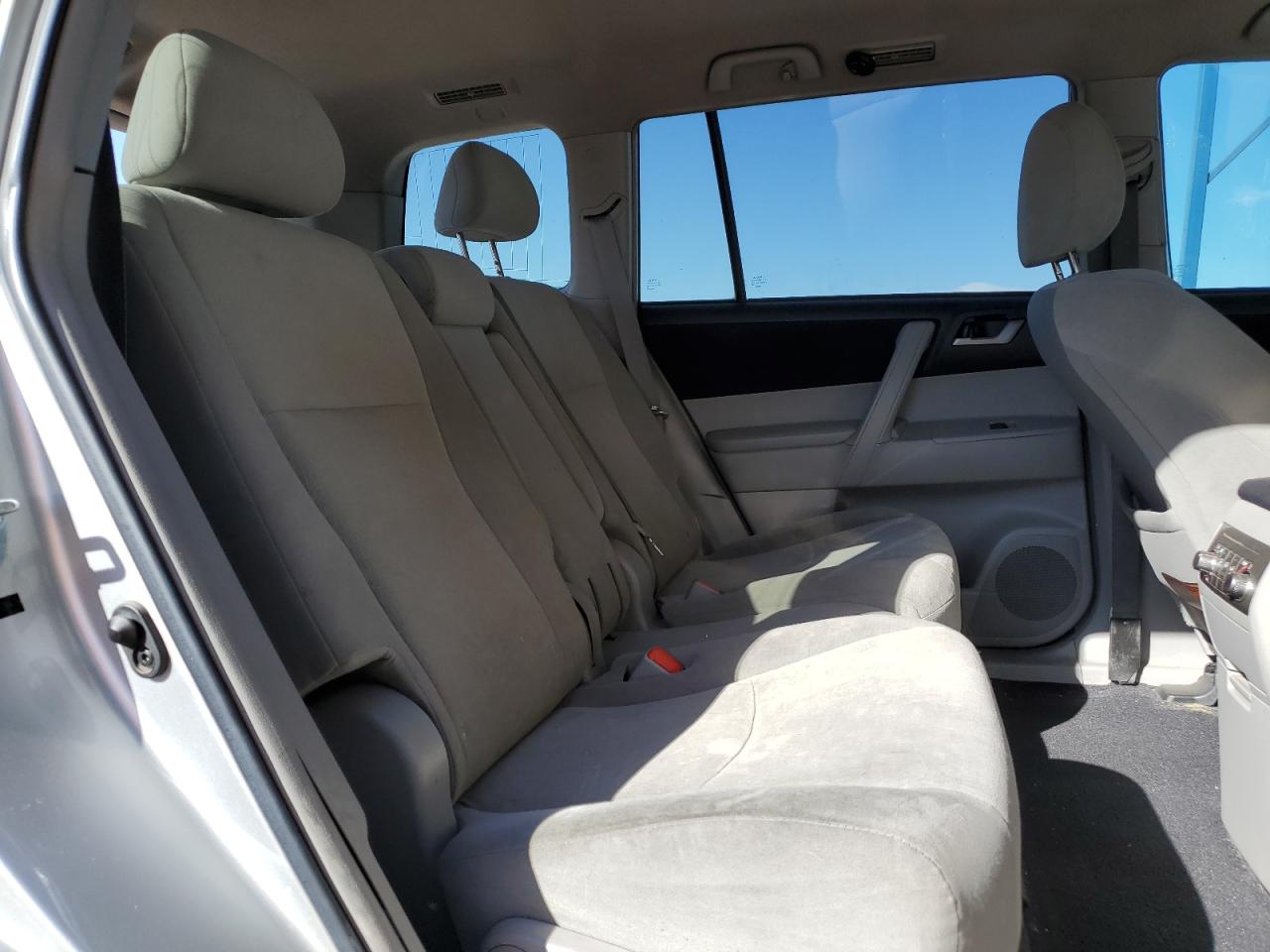2012 Toyota Highlander - Image 12
