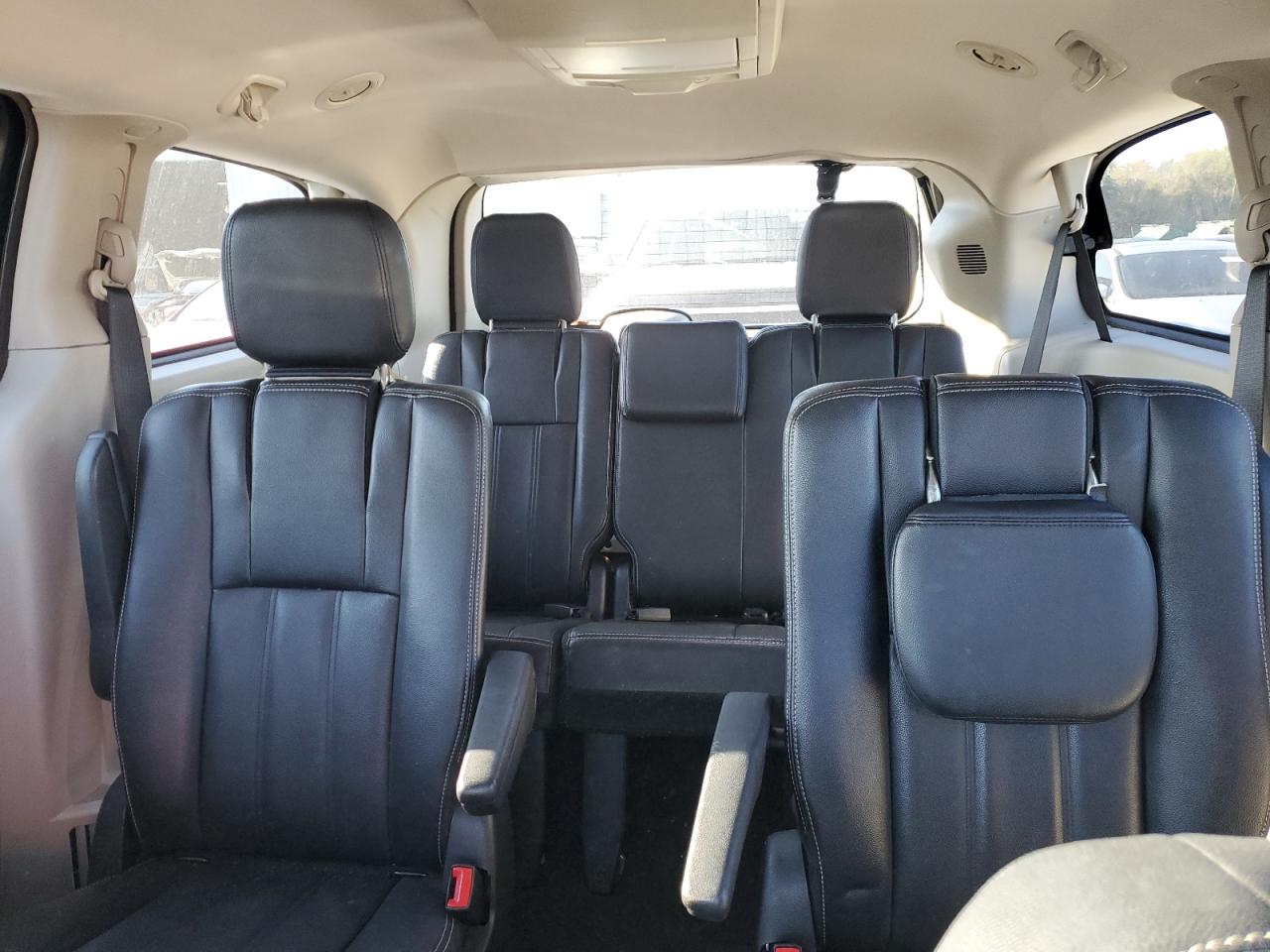 2016 Chrysler Town & Country - Image 10