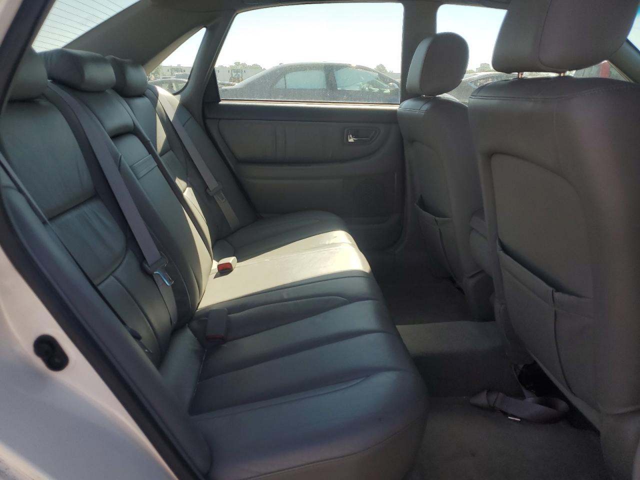 2004 Toyota Avalon - Image 10