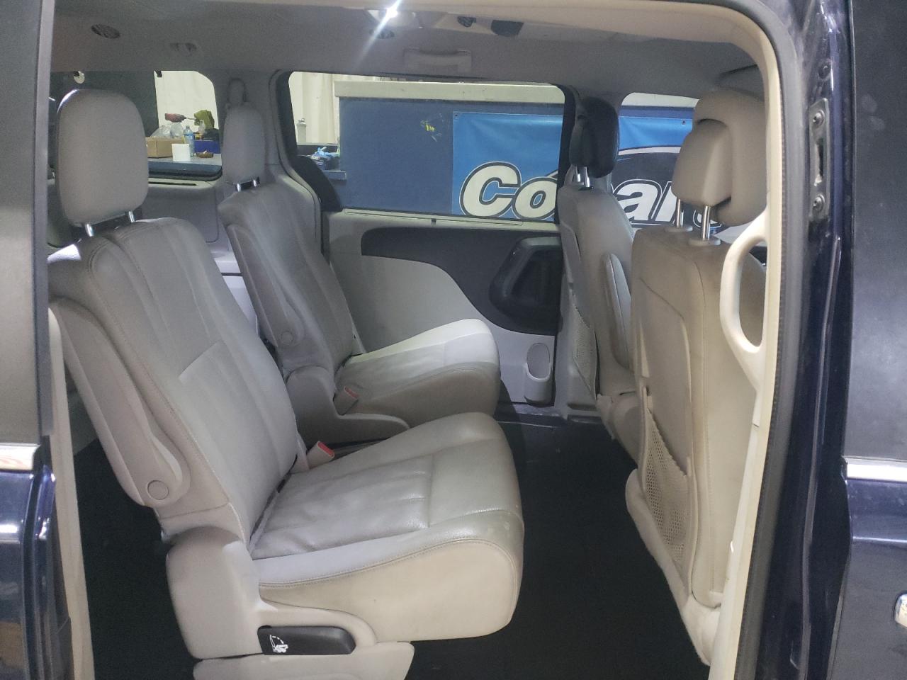 2015 Chrysler Town & Country - Image 11