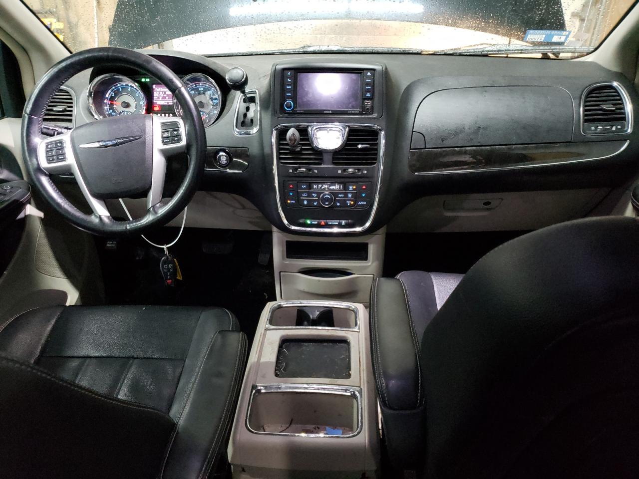 2016 Chrysler Town & Country - Image 8