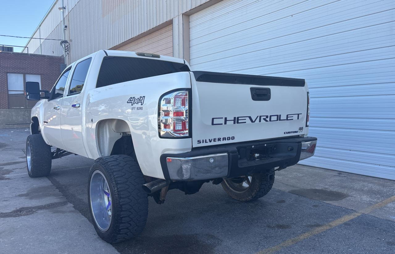2009 Chevrolet Silverado - Image 3