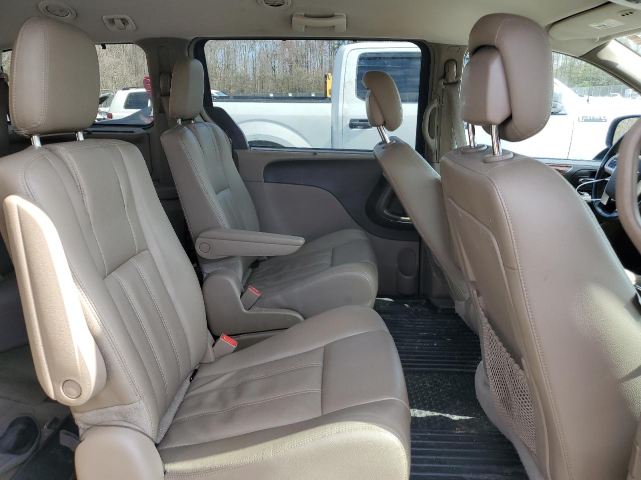 2015 Chrysler Town & Country - Image 11