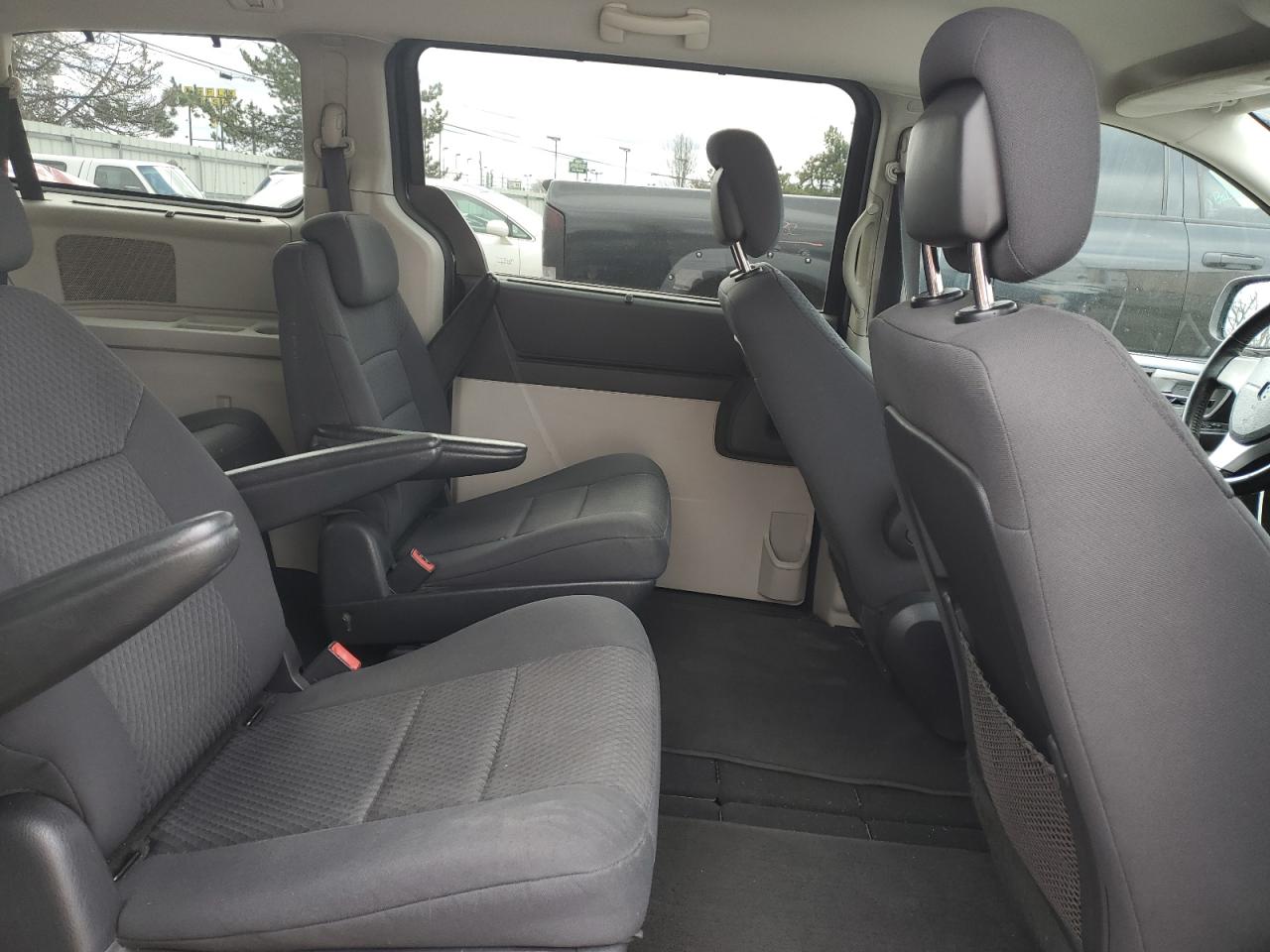 2010 Dodge Caravan - Image 11