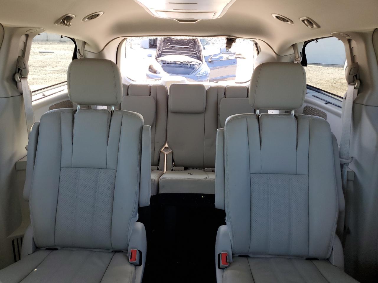 2014 Chrysler Town & Country - Image 10