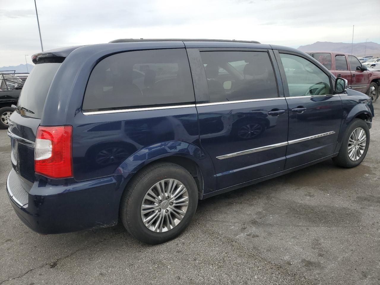 2013 Chrysler Town & Country - Image 3